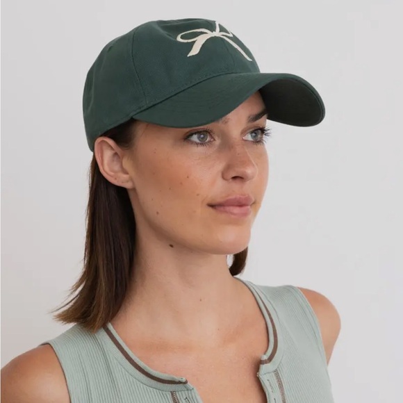 Bow-Embroidered Caps - Green or Black - Picture 7 of 9